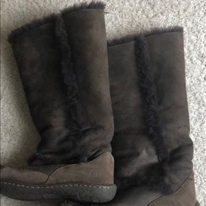 BORN fur/ Sherpa boots size 8/39